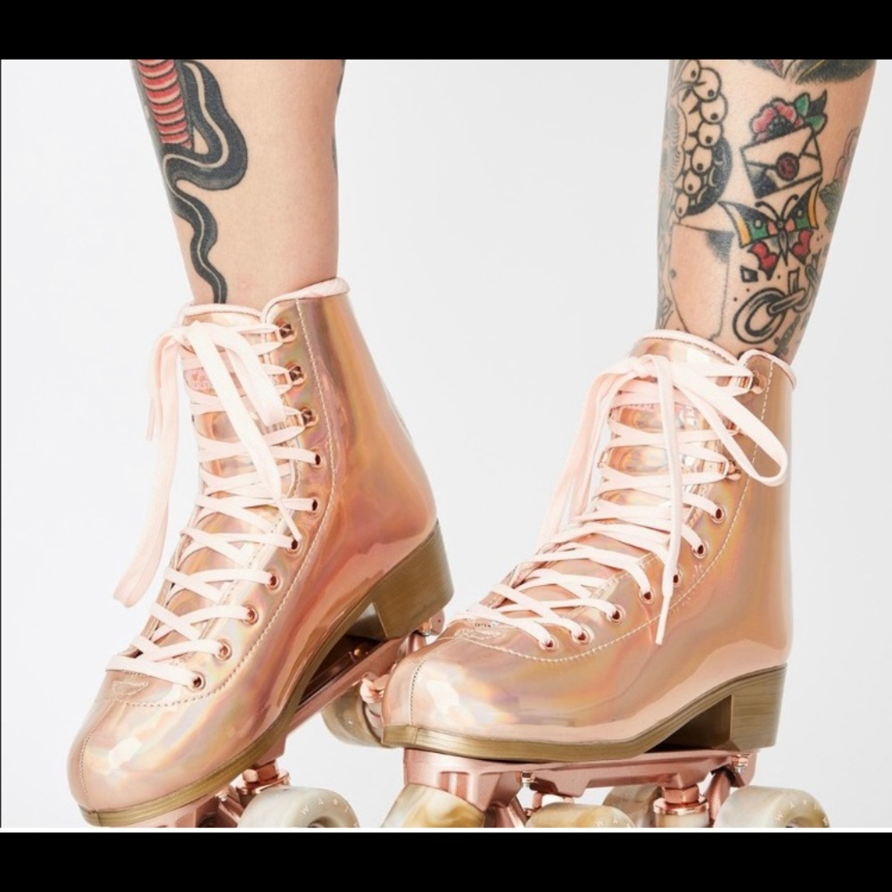 Rose gold roller skates new in box size 8/12